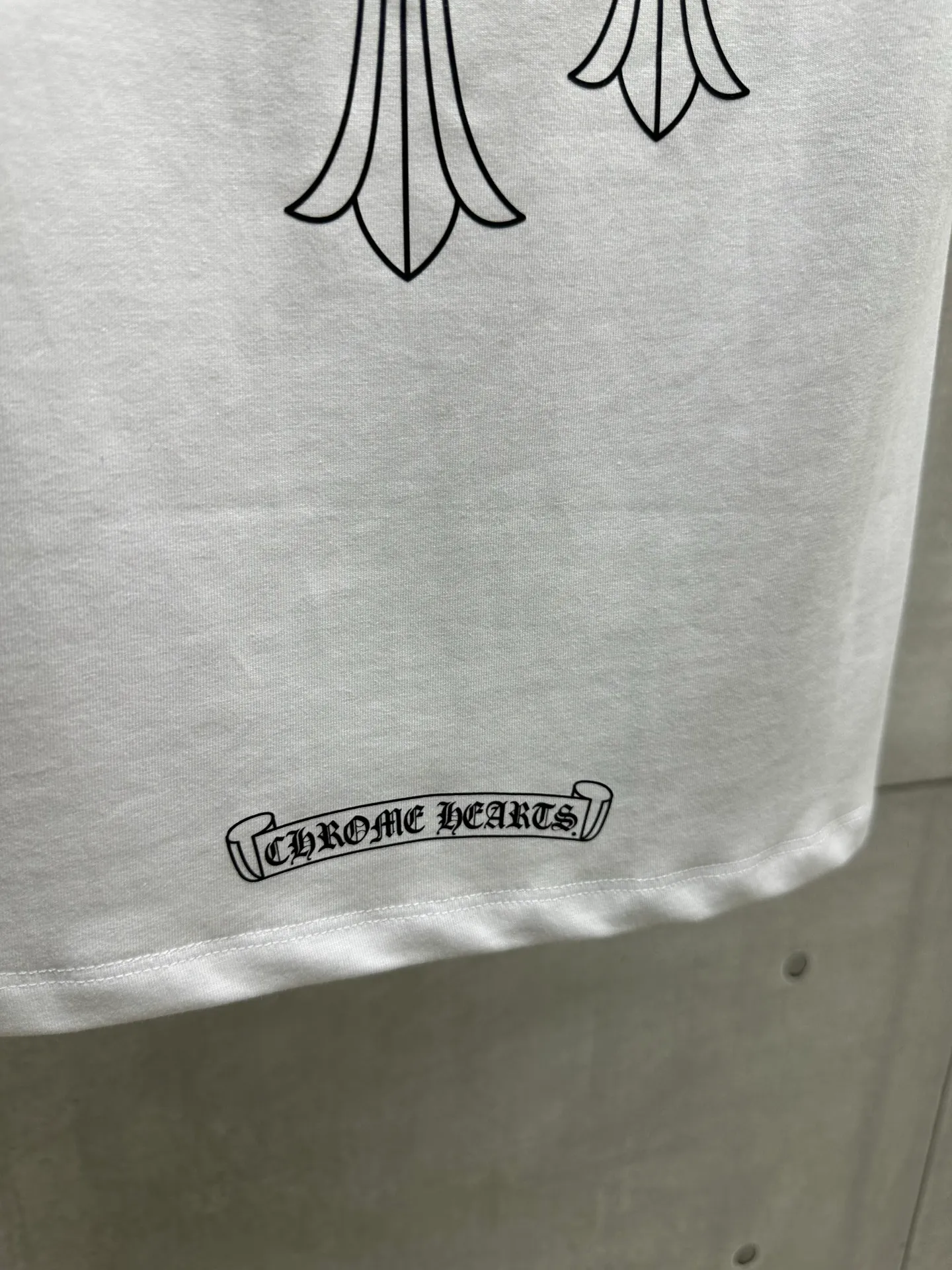 P126 #083 CHROME HEARTS 25SS women's T-shirt Made of 220G original consistent fabric V-neck women's waist style The whole body is made of imported digital direct printing Color: White Size: S M L